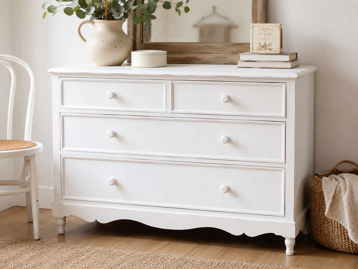 Mueble de madera pintado de blanco